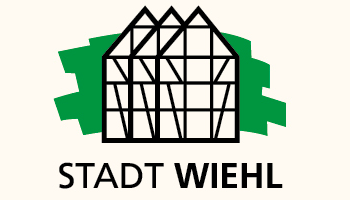 Logo der Stadt Wiehl mit Fachwerkhäusern vor einem grünen Streifen