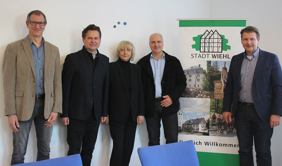 Foto: Lars Weber --- Sind gespannt auf die Projektergebnisse (v.l.): Andreas Lamsfu&szlig; (HBW GmbH), B&uuml;rgermeister Ulrich St&uuml;cker, Expertin Brigitte Caster, Ulrich Pflitsch (Vorsitzender Verein zur F&ouml;rderung und Betreuung behinderter Kinder Oberbergischer Kreis) und der Beigeordnete Peter Madel.