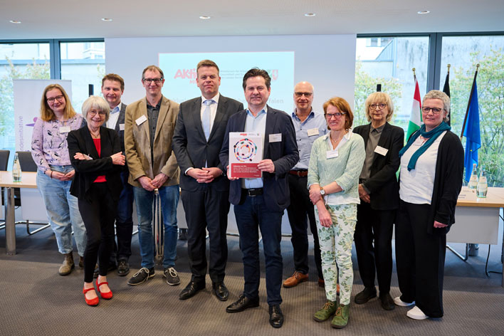Staatssekretär Heidmeier übergibt Förderbescheid an Wiehl