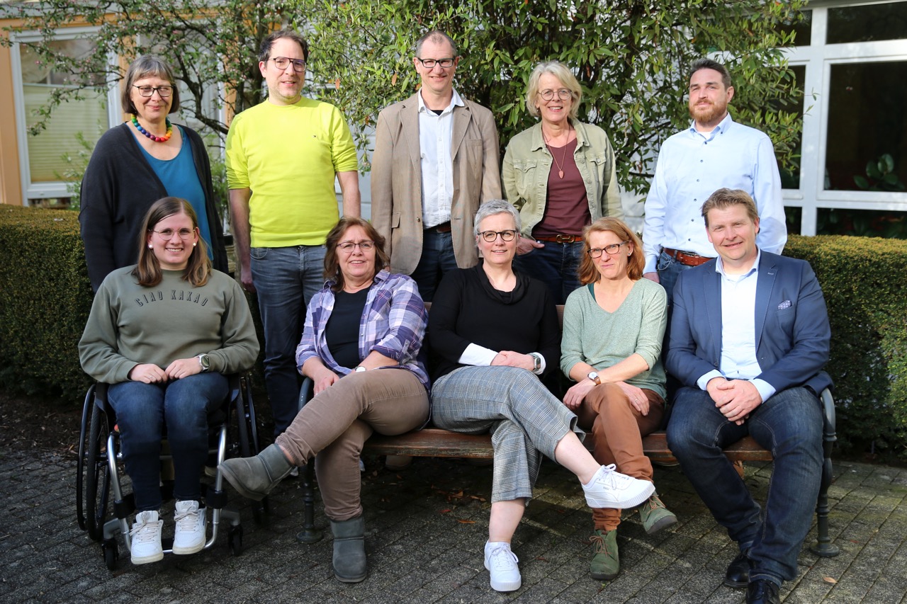 Groß (Steuerungsgruppe 1) Gruppenfoto der Steuerungsgruppe: Christine Wosnitza, Peter Ley, Andreas Lamsfuß, Inge Lütkehaus, Tobias Schmies (hintere Reihe von links nach rechts) - Pauline Schramm, Elke Bergmann, Astrid Wollenweber, Maria Lamsfuß, Peter Madel (vordere Reihe von links nach rechts). Auf dem Bild fehlt Tina Noss.