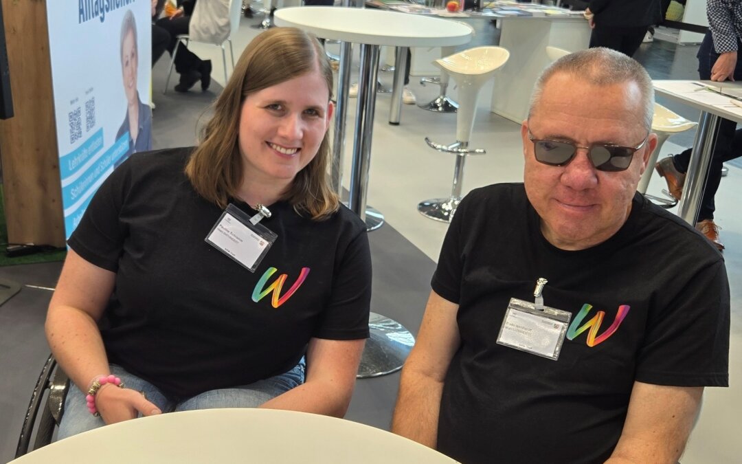 Bodo Isenhardt und Pauline Schramm als Botschafter*in von Wiehl ENTHINDERT beim „NRW-Treff“ der Landesregierung auf der Rehacare in Düsseldorf